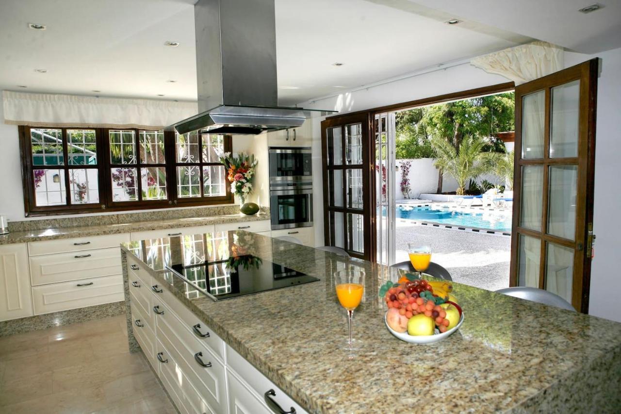 Exclusive Villa Las Palmeras Puerto Banus With Heated Private Swimming Pool, Marbella, Spain エクステリア 写真