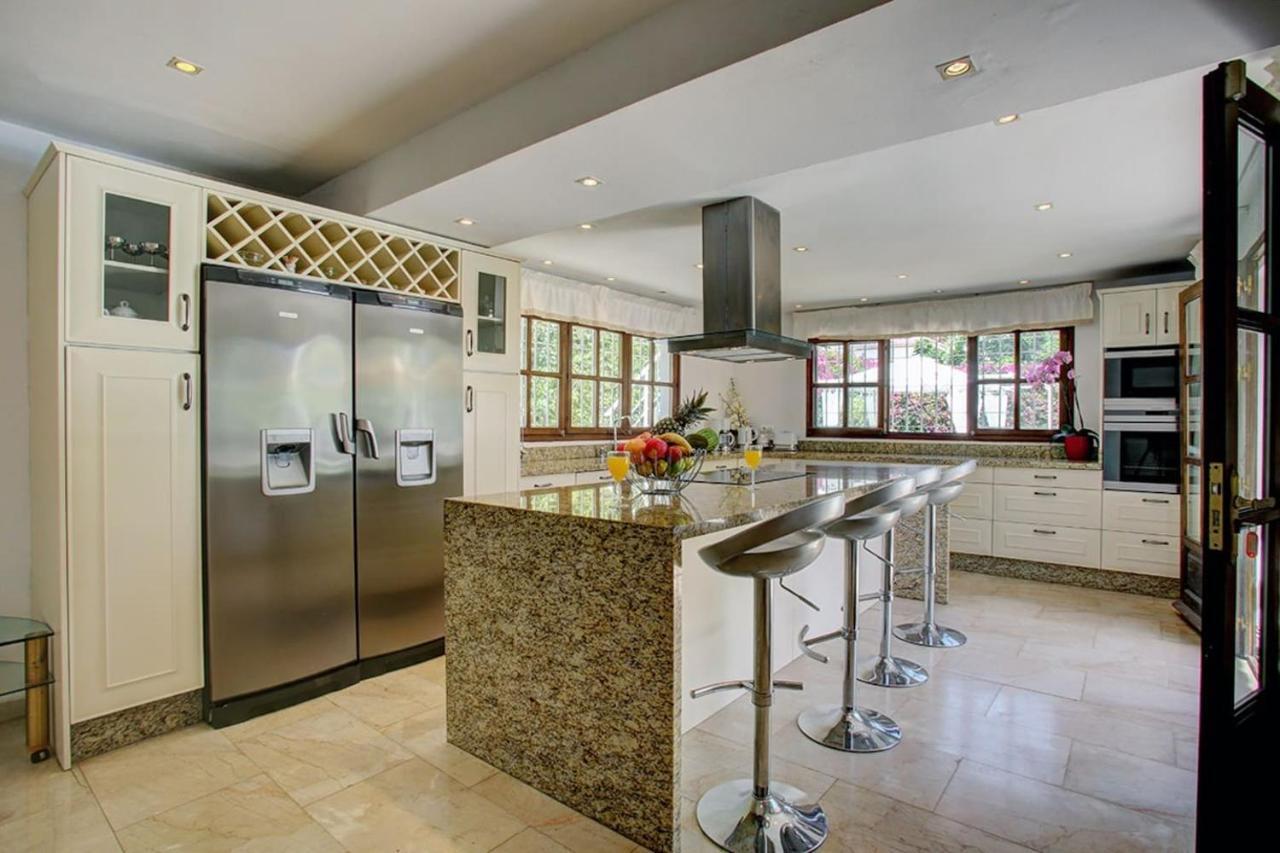 Exclusive Villa Las Palmeras Puerto Banus With Heated Private Swimming Pool, Marbella, Spain エクステリア 写真