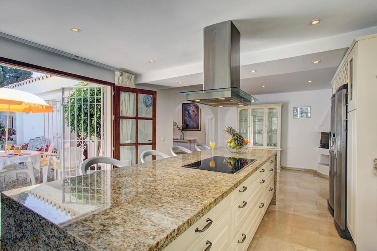 Exclusive Villa Las Palmeras Puerto Banus With Heated Private Swimming Pool, Marbella, Spain エクステリア 写真
